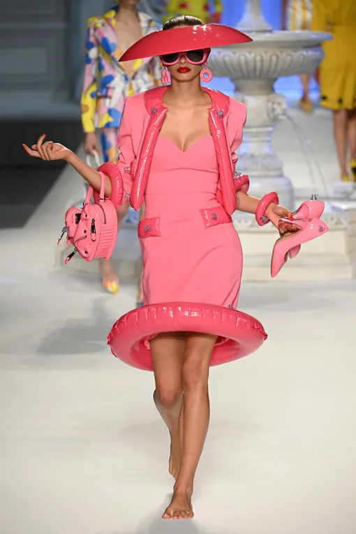 Moschino весна-лето 2023 Moschino весна-лето 2023