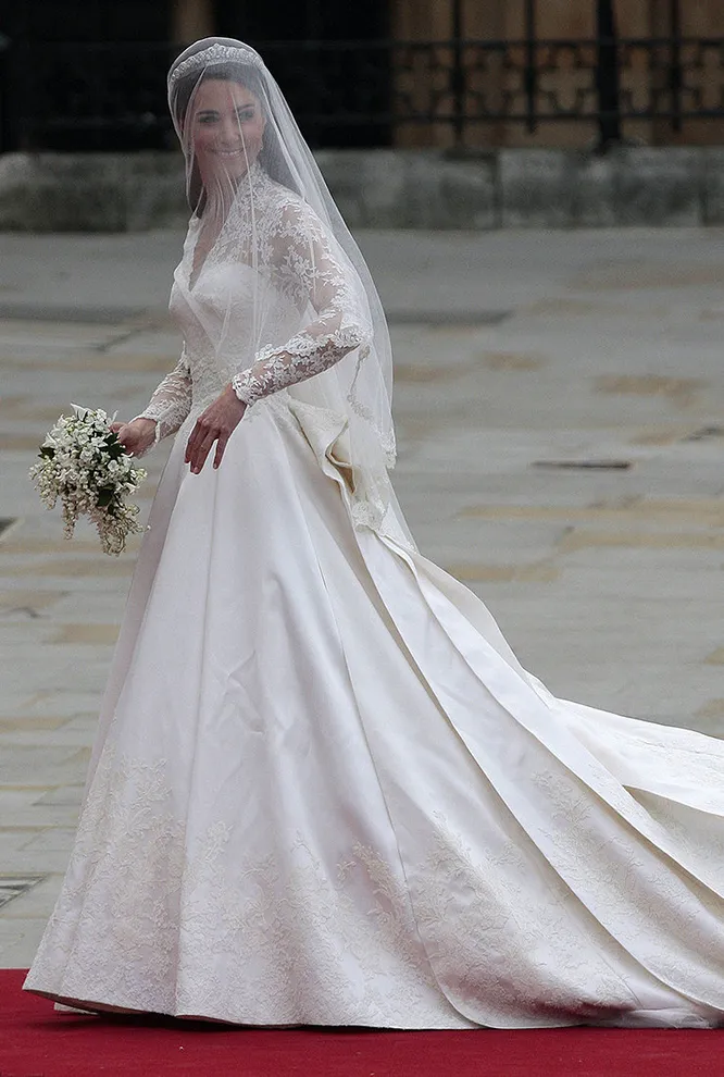 5 место: Кейт Миддлтон в подвенечном платье Alexander McQueen (19,3 млн руб.)