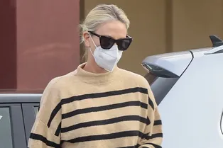 Пушистый свитер в полоску, юбка макси и «армейские» ботинки: расслабленный шик на каждый день от Шарлиз Терон