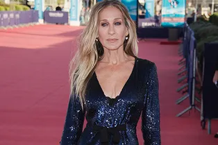 53-летняя Сара Джессика Паркер в пайетках Prabal Gurung в Довиле
