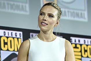 Скарлетт Йоханссон в прозрачном корсете на фестивале Comic-Con