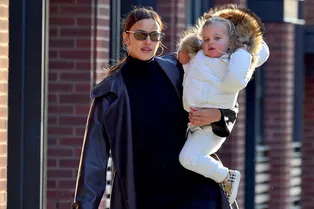 Как из прогулки с ребенком сделать модный выход: Ирина Шейк с дочерью в Нью-Йорке