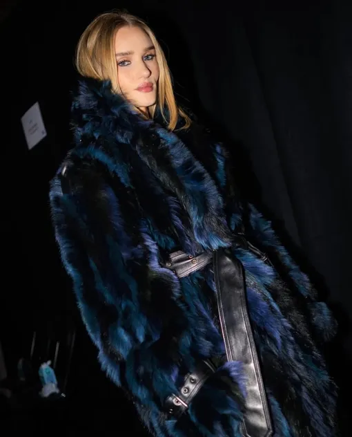 Роузи Хантингтон-Уайтли на показе Burberry осень-зима 2026/27