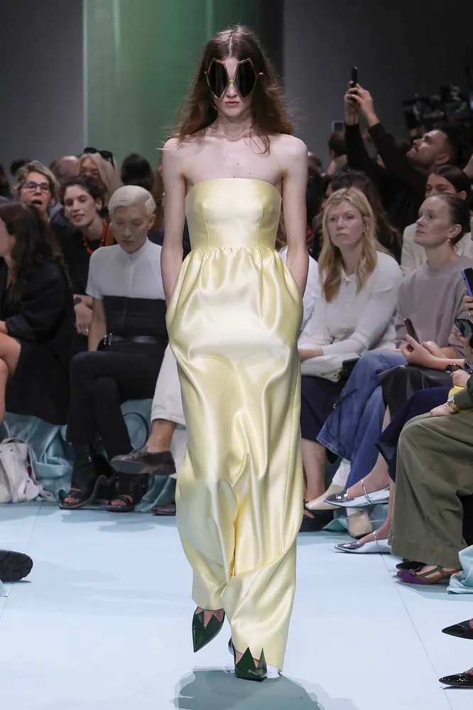 Prada весна-лето 2025