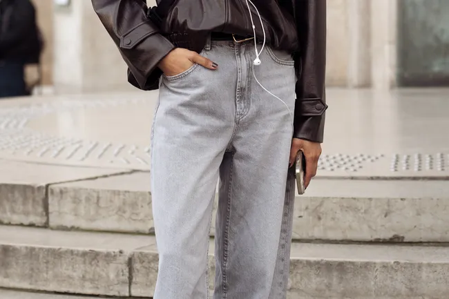 Серые джинсы — главная модная инвестиция весны-2026. 7 лучших пар