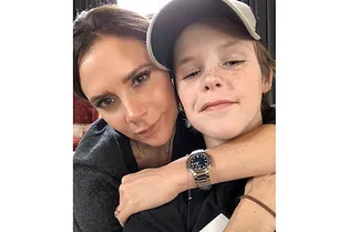 Видео дня: 13-летний сын Виктории Бекхэм исполняет романтичную песню