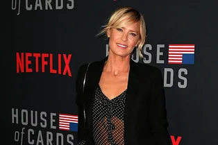 Прозрачная блузка и черный смокинг: 52-летняя Робин Райт в образе femme fatale