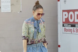 Как выглядит самая модная блузка под джинсы