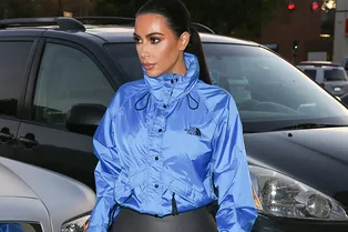 Ким Кардашьян даже в мешковатой куртке смогла подчеркнуть тонкую талию