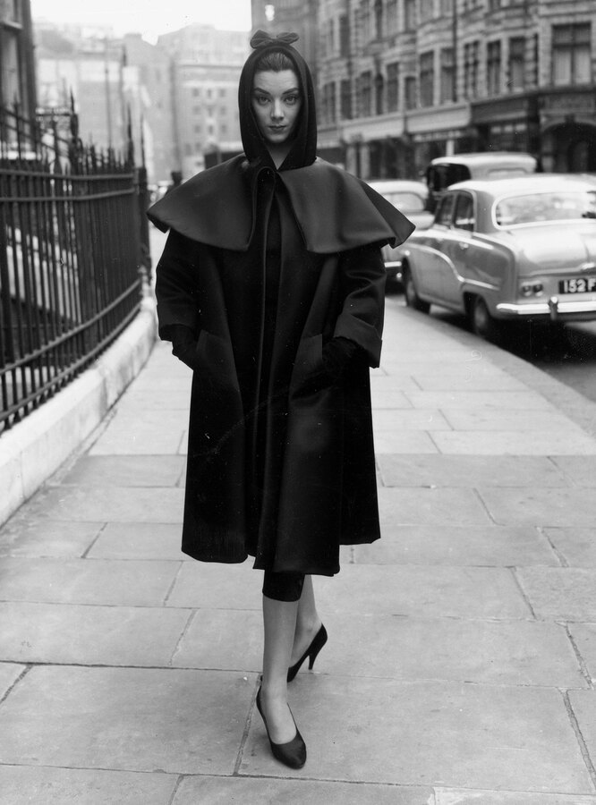 Модель в пальто Balenciaga, 1955 год Модель в пальто Balenciaga, 1955 год