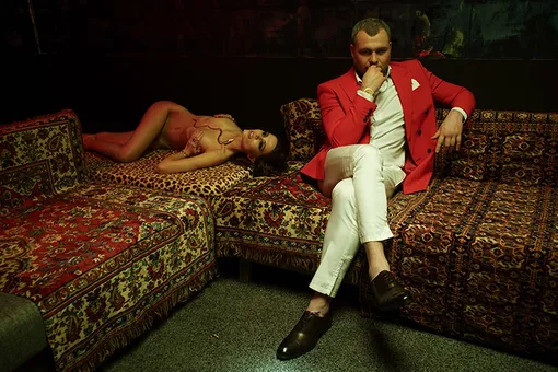 На Сергее: СОРОЧКА, Brioni; БОТИНКИ, Hugo Boss; ПИДЖАК И БРЮКИ – СОБСТВЕННОСТЬ СТИЛИСТА; ЧАСЫ OCTO FINISSIMO, Bvlgari (РОЗОВОЕ ЗОЛОТО). На Владе: КОЛЬЕ SERPENTI TUBOGAS (РОЗОВОЕ ЗОЛОТО, БРИЛЛИАНТЫ); КОЛЬЦО B.ZERO1 XX ANNIVERSARY (РОЗОВОЕ ЗОЛОТО); БРАСЛЕТЫ BVLGARI BVLGARI И SERPENTI – ВСЕ Bvlgari На Сергее: СОРОЧКА, Brioni; БОТИНКИ, Hugo Boss; ПИДЖАК И БРЮКИ – СОБСТВЕННОСТЬ СТИЛИСТА; ЧАСЫ OCTO FINISSIMO, Bvlgari (РОЗОВОЕ ЗОЛОТО). На Владе: КОЛЬЕ SERPENTI TUBOGAS (РОЗОВОЕ ЗОЛОТО, БРИЛЛИАНТЫ); КОЛЬЦО B.ZERO1 XX ANNIVERSARY (РОЗОВОЕ ЗОЛОТО); БРАСЛЕТЫ BVLGARI BVLGARI И SERPENTI – ВСЕ Bvlgari