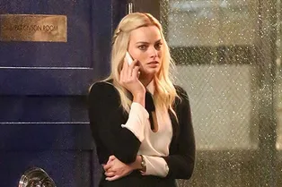 Марго Робби в романтичном черно-белом мини на съемках в Лос-Анджелесе