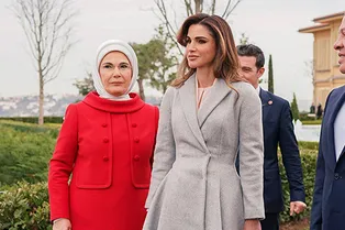 Prada, Fendi, Dior: три роскошных образа королевы Рании во время визита в Стамбул
