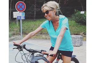 65-летняя Брижит Макрон в микрошортах прокатилась на велосипеде