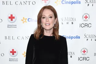 57-летняя Джулианна Мур выглядит на 30 в черном мини-платье Saint Laurent