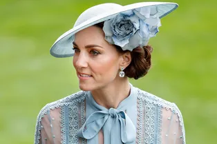 Конкурс шляпок: как Елизавета II, Кейт Миддлтон и другие королевские особы одеваются на скачки Royal Ascot