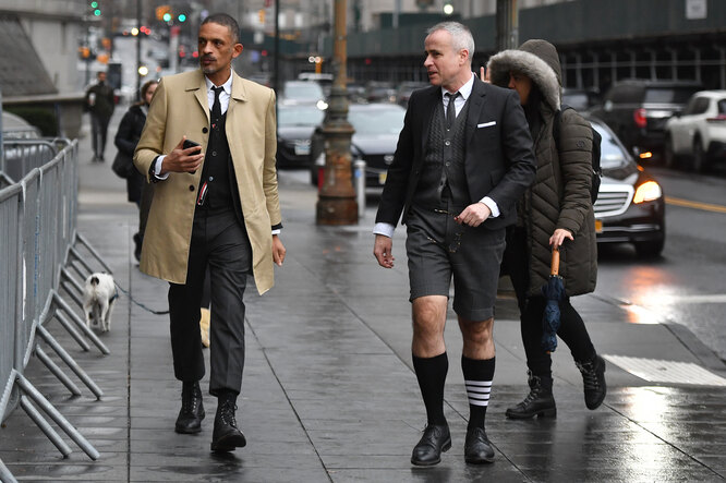 Том Браун (справа) прибывает на суд против adidas