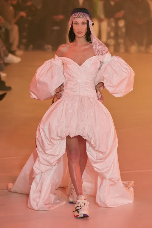Белла Хадид на показе Off-White осень-зима 2022/23