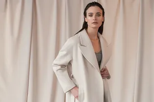 6 пальто базовых оттенков для монохромных весенних образов