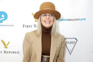 72-летняя Дайан Китон в костюме, без которого вам не обойтись в этом сезоне