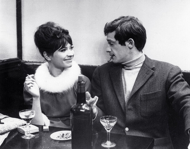 Жан-Поль Бельмондо и Анна Карина в фильме 'Женщина есть женщина' (1961)