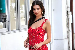 Платье как у француженки, казаки как у американки: Эмили Ратаковски носит все лучшее сразу