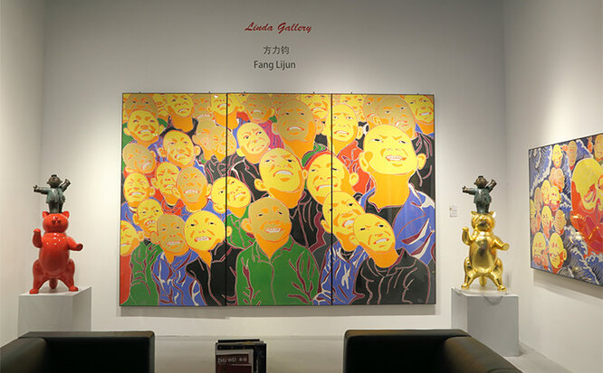 Работы художников Fang Lijun и Jiang Shuo на стенде Linda Gallery