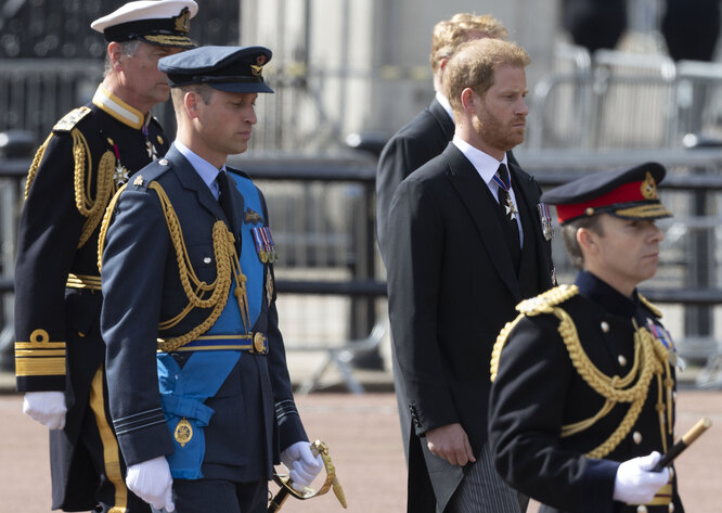 Принцы Уильям и Гарри на публичной церемонии прощания с Елизаветой II