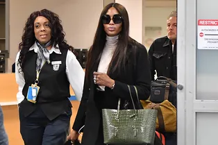 Наоми Кэмпбелл путешествует в наряде, идеально подходящем для офиса