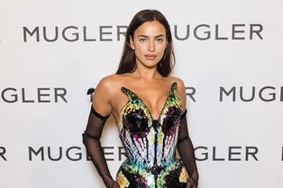 Ирина Шейк, Тина Кунаки и Карла Бруни-Саркози на открытии выставки Тьерри Мюглера в Париже