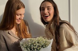 Lamoda запустила раздел полезных ритуалов для девушек: здесь есть медитации, тренировки и практики для мам