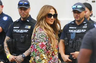 Может себе позволить: Джей Ло в расшитом пайетками жакете, футболке с собственным портретом и с Беном Аффлеком под руку