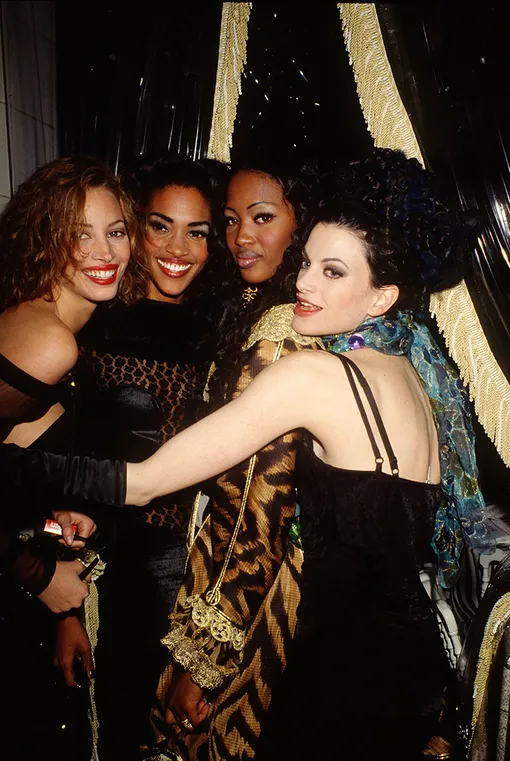 Кристи Тарлингтон, Вероника Уэбб, Наоми Кэмпбелл и Кристен МакМенами на вечеринке по случаю дня рождения Виктуар де Кастеллан в Les Bains во время Недели моды в Париже, 1990e