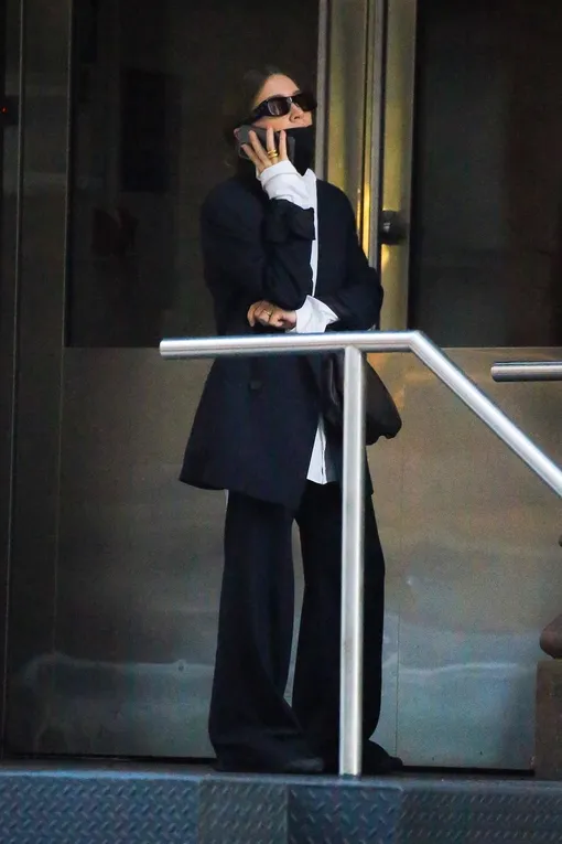 Мэри-Кейт Олсен в брючном костюме