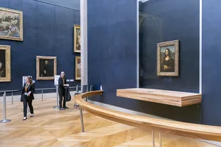 Неизвестный вандал измазал «Мону Лизу» тортом прямо на глазах у посетителей Лувра