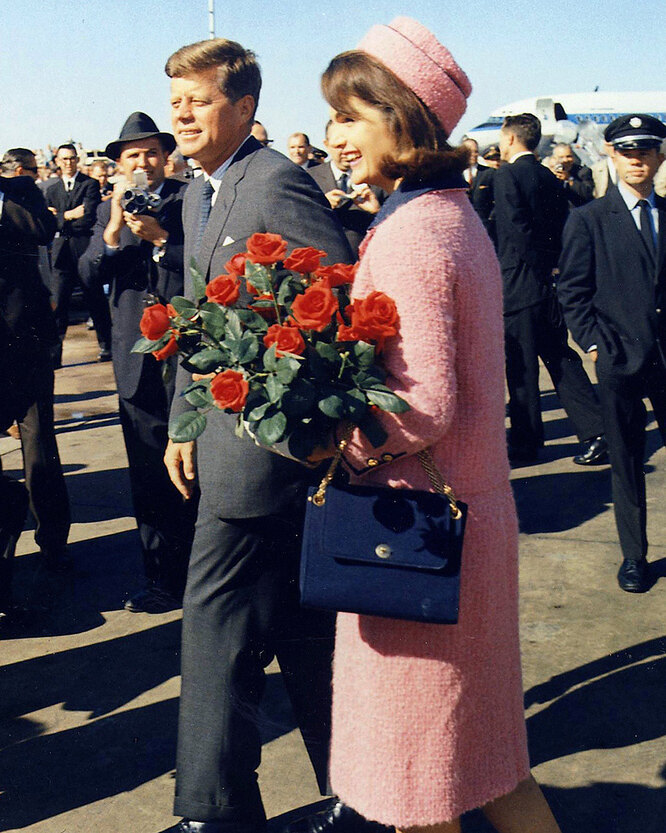 Джон и Жаклин Кеннеди, 11 ноября 1963 года Джон и Жаклин Кеннеди, 11 ноября 1963 года