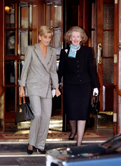 Принцесса Диана с графиней Спенсер выходят из отеля Connaught в Лондоне, 1997 год