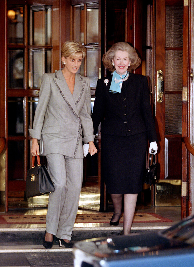 Принцесса Диана с графиней Спенсер выходят из отеля Connaught в Лондоне, 1997 год Принцесса Диана с графиней Спенсер выходят из отеля Connaught в Лондоне, 1997 год