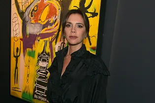 Как носит черный тотал-лук Виктория Бекхэм