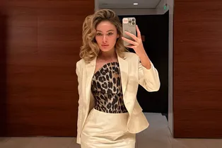 Как одеться в ресторан на 8 марта: формулы женственных образов