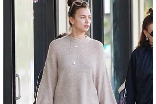 В нюдовом свитере и леопардовых скинни: Ирина Шейк отправилась на утреннее чаепитие