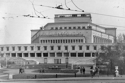 Здание Ивановского Большого драматического театра ( 1932—1939 годы) по проекту архитектора А. В. Власова