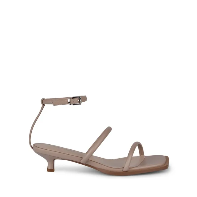 Женщины в босоножках летом. Модели босоножек 2024. Туфли босоножки модельные. Модели босоножек 2024. Модельные босоножки.