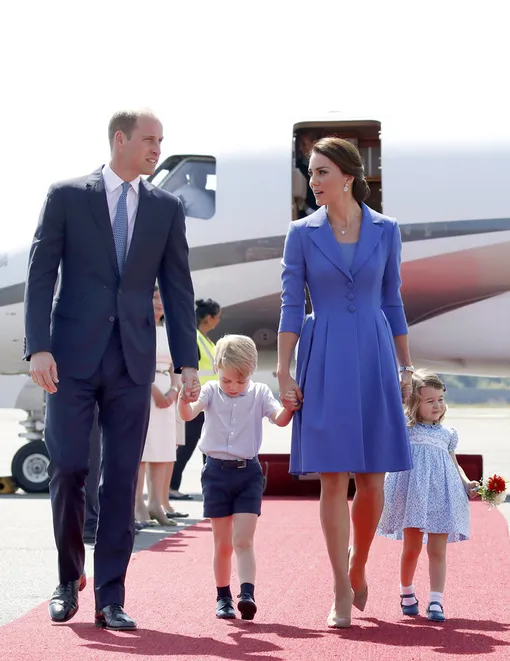 Герцогиня Кэтрин и принц Уильям с принцем Джорджем и принцессой Шарлоттой
