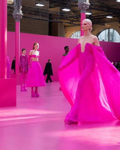 Кристен Макменами в финале показа Valentino Pink PP Collection Кристен Макменами в финале показа Valentino Pink PP Collection