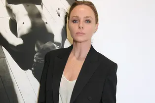 Стелла МакКартни носит мини-шорты с плотными черными колготками