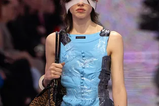 Пиджак в скотче, топ из рюкзака и платье из бра в коллекции Balenciaga Пиджак в скотче, топ из рюкзака и платье из бра в коллекции Balenciaga