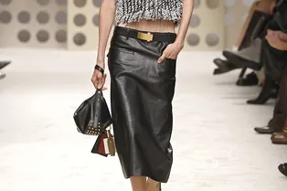 Главное — посадка: как выглядит самая желанная юбка миди 2026