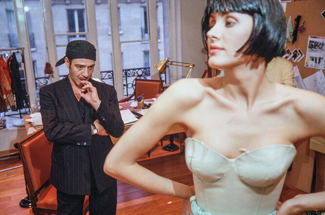 Джон Гальяно c моделью в ателье Кристиана Диора, 2005 год