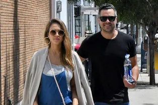 Скоро мама: беременная Джессика Альба с мужем на прогулке в Лос-Анджелесе